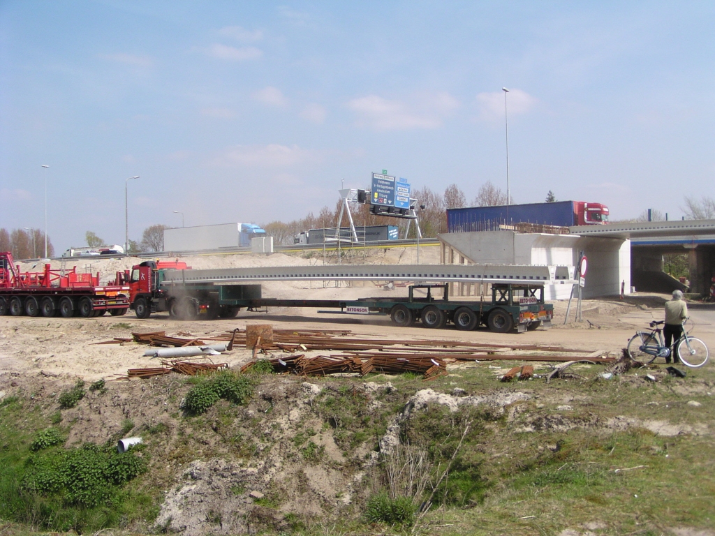 p4220003.jpg - De typische uitschuifbare Betonson trailer komt aanrijden bij KW 17 (Ulenpas) met het vertrouwde T-model ligger met perforatie voor dwarswapening.