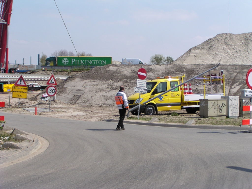 p4220005.jpg - Een verkeersregelaar belet de doorgang tijdens de inhijsacties, maar die had niet veel te doen. Formeel was de onderdoorgang Ulenpas afgesloten voor alle verkeer behalve bussen, onder begeleiding van die verkeersregelaar.