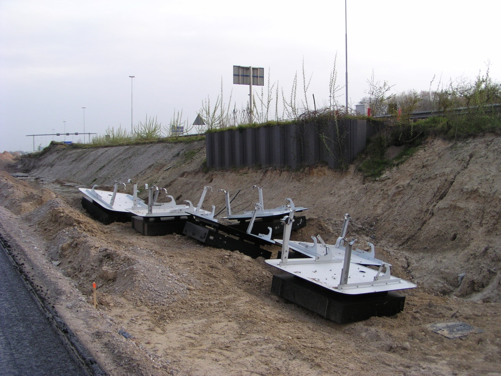 p4220008.jpg - Op de parallelbanen is veel behoefte aan signalering voor de tijdelijke derde rijstrook, zodat deze exemplaren er maar kort gelegen hebben.