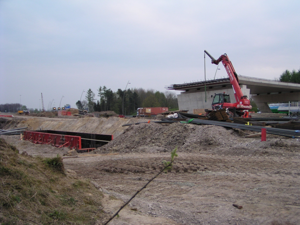 p4220013.jpg - Derde steun voor KW 10 in aanbouw, tussen de oostelijke hoofd- en parallelrijbaan.