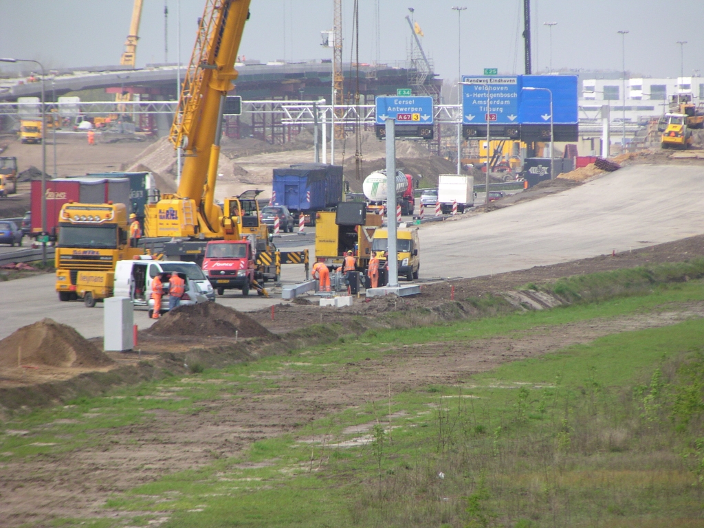 p4240002.jpg - Op de parallelbaan noord tussen KW 27 (high tech campus) en KW 22 (kp. de Hogt) is het een drukte van belang bij het oprichten van een tijdelijk signaleringsportaal.