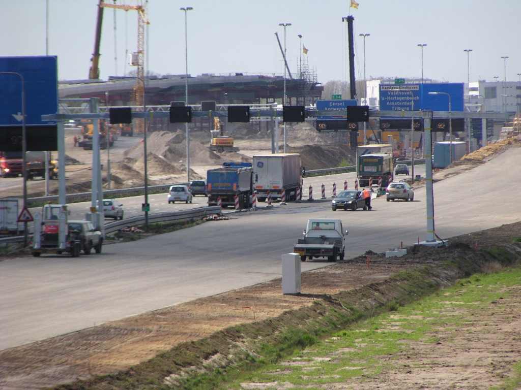 p4240003.jpg - Enige uren later het resultaat: de vijf rijstroken van de bestaande hoofdrijbaan worden dus in versmalde versie overgezet naar de parallelbaan. De cijfers op de matrixborden geven normaal de rijstrooknummering aan maar dat klopt niet echt meer bij dit hergebruikt materiaal.