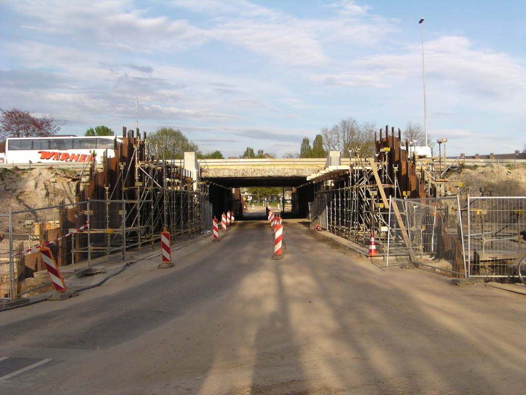 p4270015.jpg - Eerste stempels in KW 11 neergezet, maar te zien aan de lengte van de ondersteuningsbalken die erop zijn gelegd, lijkt het er niet op dat het dak van de tunnel volledig in situ gestort gaat worden.  week 200812 