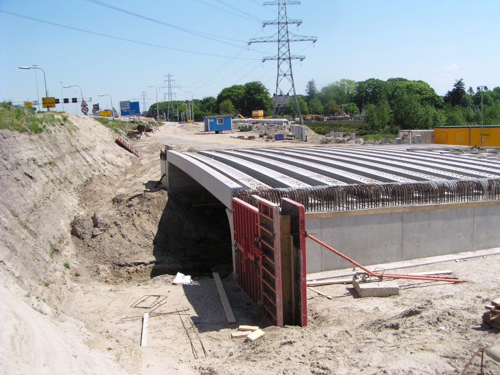 p5110024.jpg - Men vraagt zich af hoe het verdergaat met de onderdoorgang Tongelreep bij de hoofdrijbanen, die op hoogte blijven. Misschien even hoge bruggen als in de parallelbanen, maar met piepschuim erop?