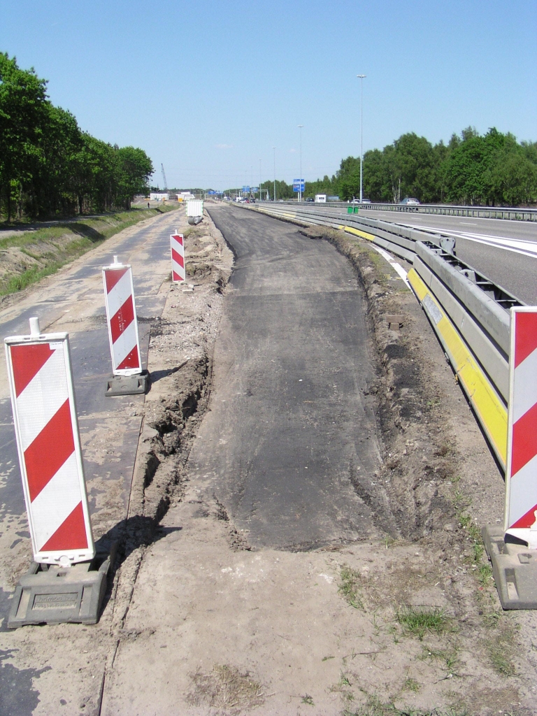 p5110027.jpg - Eerste asfalt aangebracht in de lange invoeger vanaf de rotonde Leenderheide (over KW 34) naar de A2 richting Maastricht.  week 200806 