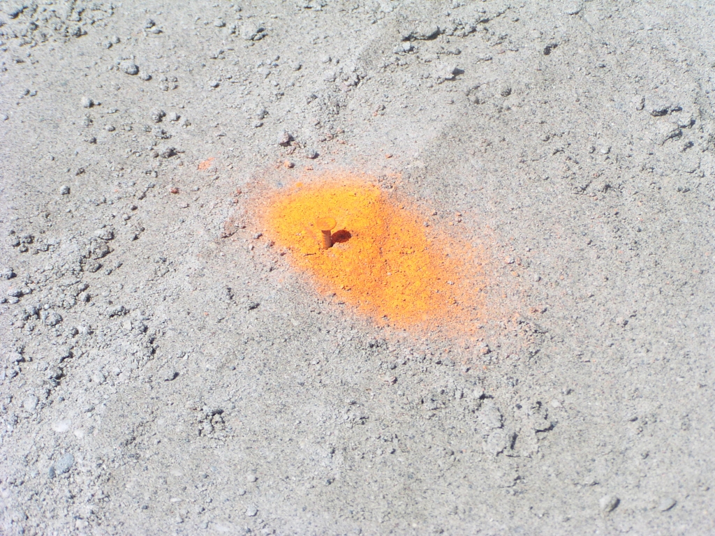 p5120052.jpg - Een spijker en oranje vlek markeert de te volgen constructiewijze op de droge mortel.