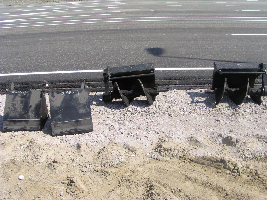 p5120061.jpg - Langs de omlegging deze werktuigen, wat gezien de smarte smurrie erop iets met asfalt gedaan heeft.