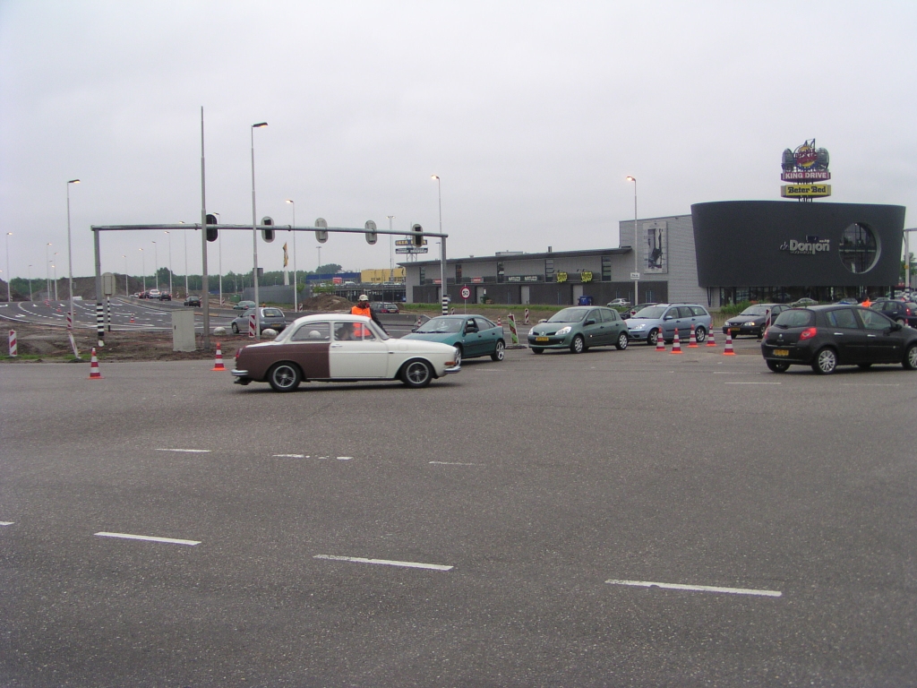 p5170020.jpg - De nieuwe tijdelijke VRI is nog niet actief. Verkeersregelaars moeten de zaak waarnemen.