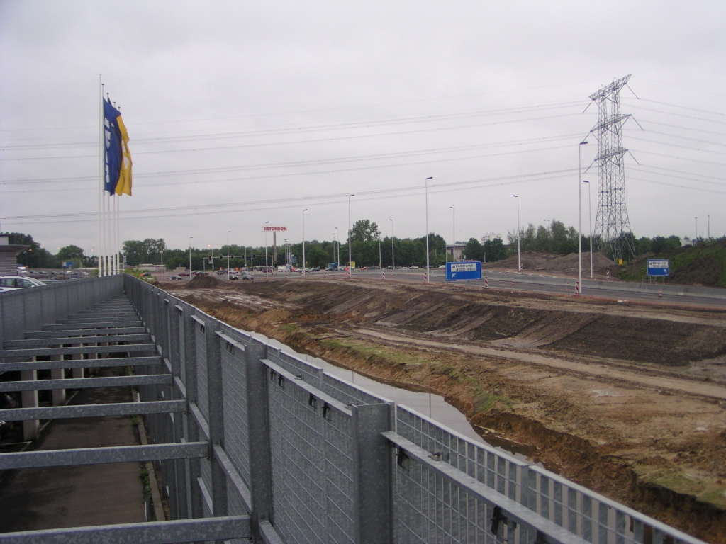 p5170025.jpg - Verhoogde ligging van het slingertrace. Waar het nu weer naar beneden gaat zal het uiteindelijk verder stijgen naar een viaduct over Ekkersrijt 6000.