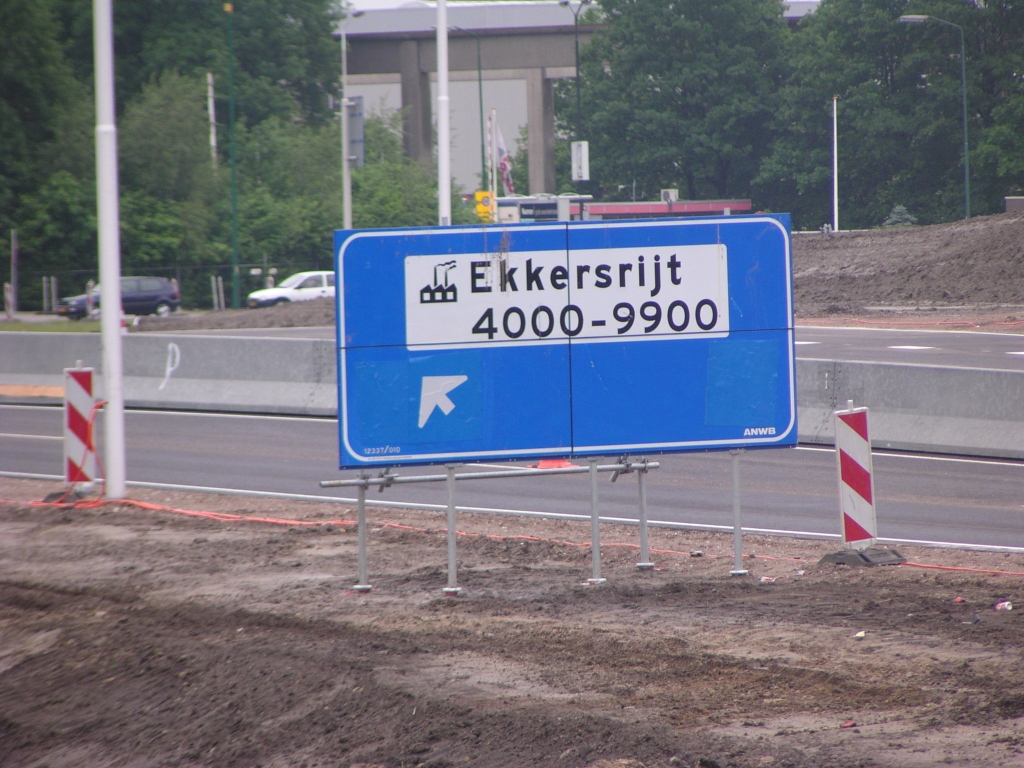 p5170026.jpg - Portaalbord verbouwd tot bermbord. Op 1 of andere manier heeft men de vallende pijl weten te hergebruiken, zo lijkt het. Een drive-by fotograaf zou eens moeten laten zien of het bord, dat in de linkerberm staat, wel goed zichtbaar is vanachter de barrier.