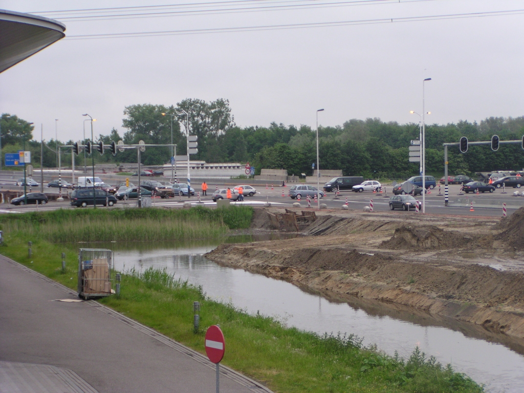 p5170027.jpg - De zandhoop in het vijvertje zal nog verdwijnen zodat het water doorloopt tot aan de rijbaan.