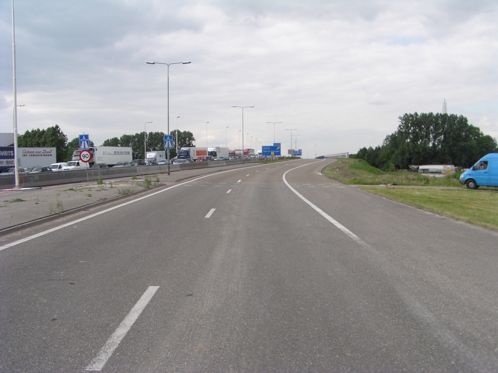 p5190003.jpg - Tweede resultaat: verkeersvrije A50 oost van de kruising Ekkersrijt 2000/6000 tot iets over de brug over het Wilhelminakanaal. De fietsoversteek is ook verlegd.