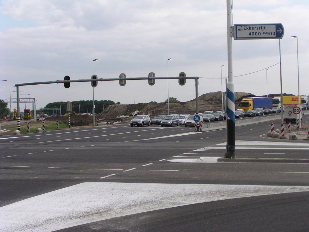 p5190005.jpg - Helaas niet goed te zien het derde resultaat, uiterst links: verkeersvrije A50 in beide richtingen tussen de kruisingen Ekkersrijt 2000/6000 en de A58. Dat verkeer is verplaatst naar een tijdelijk breder trace van de toekomstige uitvoeger A50 Nijmegen -> Eindhoven-noord, rechtsboven op de foto.