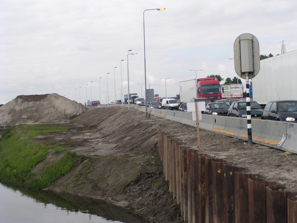 p5190006.jpg - Om tot het resultaat uit de vorige foto te komen werd het talud van de A50 west naar de Wilhelminabrug verbreed en een 4+0 rijbaan op dat trace aangelegd.