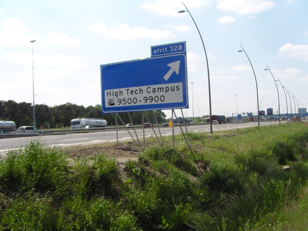 p5200007.jpg - Nieuw bord op de parallelbaan noord tussen KW 28 (Holstlaan) en KW 27 (aansluiting high tech campus), 5 dagen voor openstelling van dat wegvak.