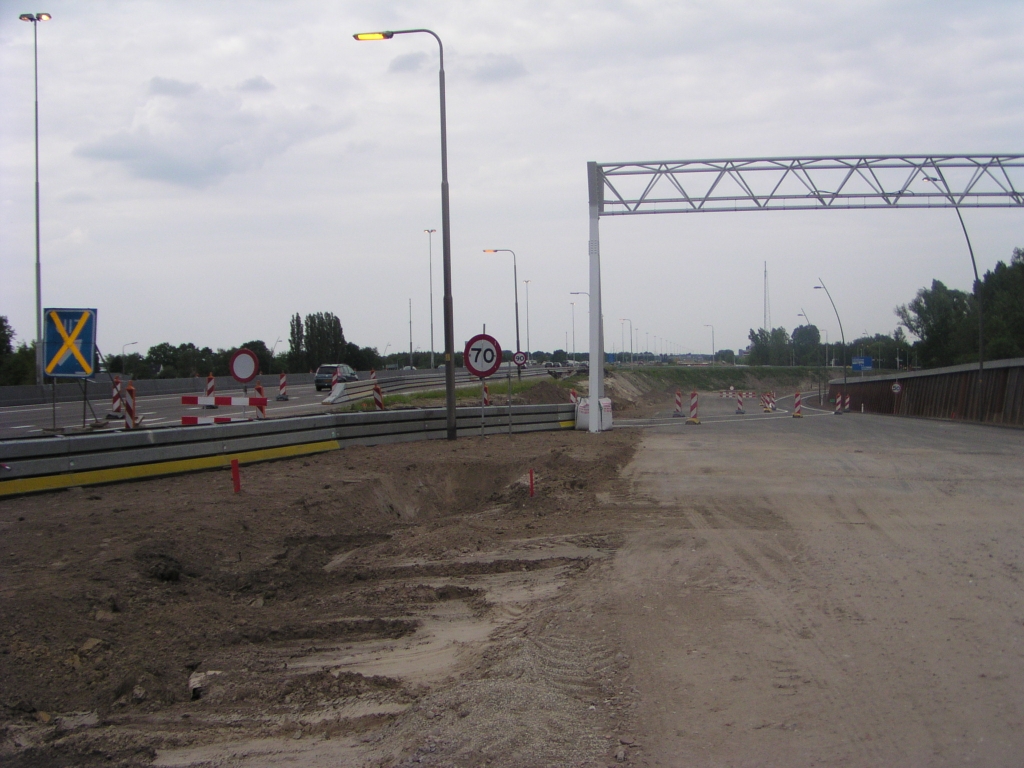 p5240024.jpg - De afrit Veldhoven zuid is afgesloten, en het "uit" bord verplaatst naar de nieuwe, nog niet geopende, afrit over de parallelbaan.  week 200818 