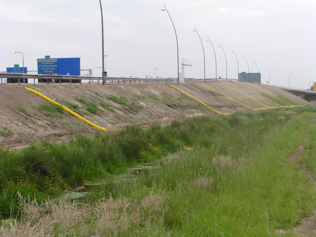 p5240028.jpg - Ook aan de rechterkant van het talud naar KW 22 wat bijzonderheden.