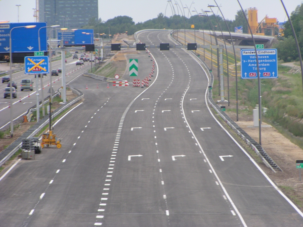 p5240035.jpg - Misschien kan enige onduidelijkheid bij de wegbruiker ontstaan op dit punt. Alle pijltjes op de nieuwe borden wijzen omhoog, maar op de A2 rijstroken staan pijlen "rechtsaf".  week 200820 