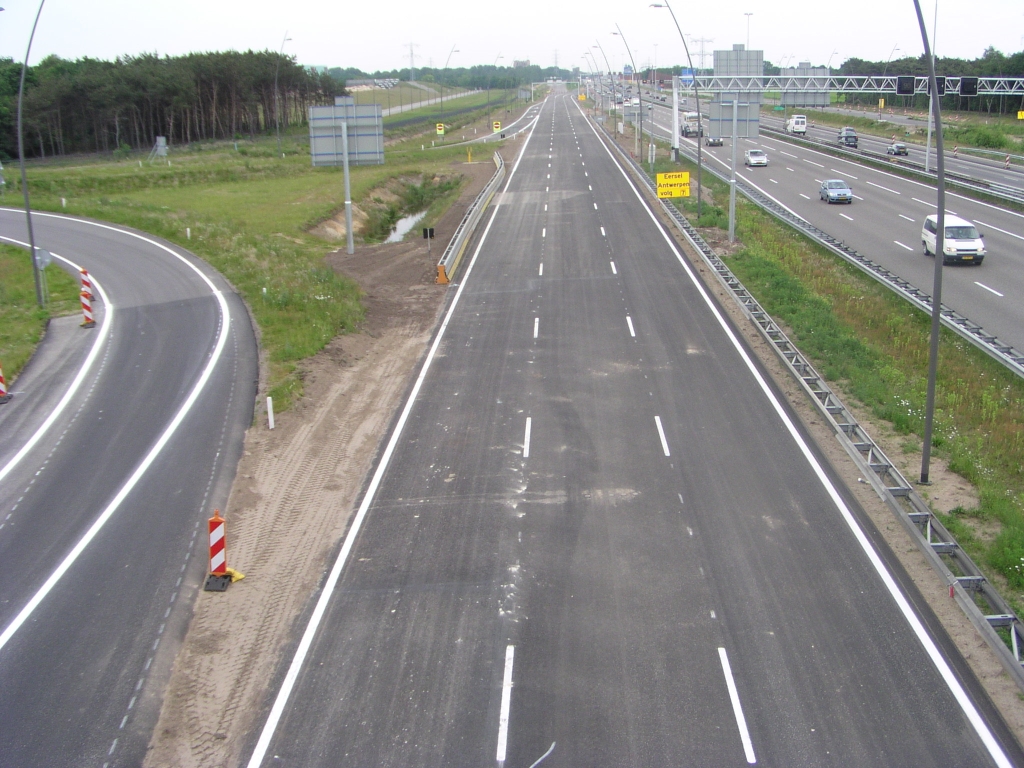 p5240036.jpg - Oostzijde KW 27 met verlegde toerit vanaf de high tech campus om ruimte te maken voor A2 stroken afslaand vanaf de A67, dag voor opening.