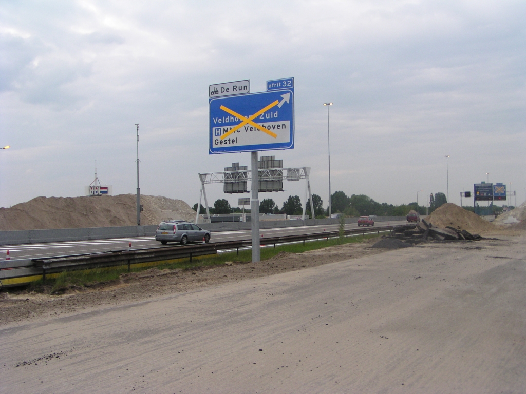 p5240052.jpg - Het voorlopig laatste nieuwe bord staat niet langs de parallelbaan maar aan de oude hoofdrijbaan, omdat het overeenkomstige portaalbord werd verwijderd.