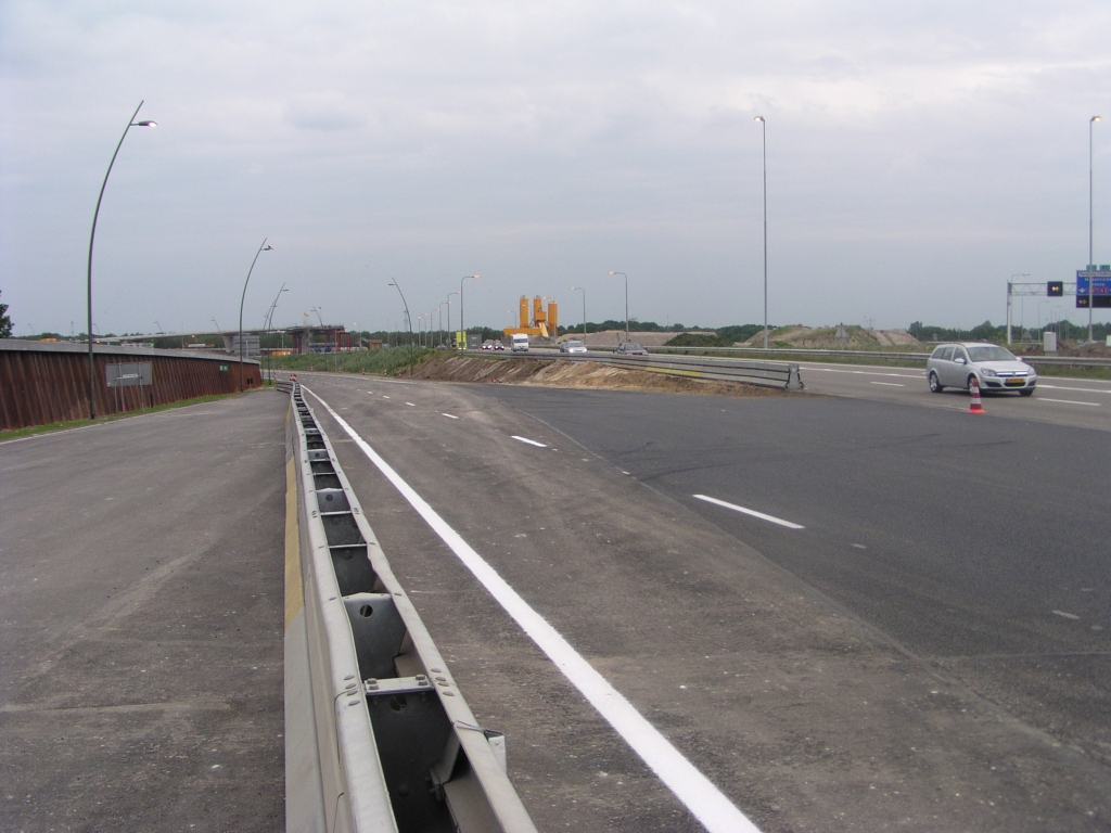 p5240055.jpg - Het oversteek asfalt is diepzwart. Dit is ZOAB. Het gehele nieuw open te stellen trace is verder non-ZOAB.