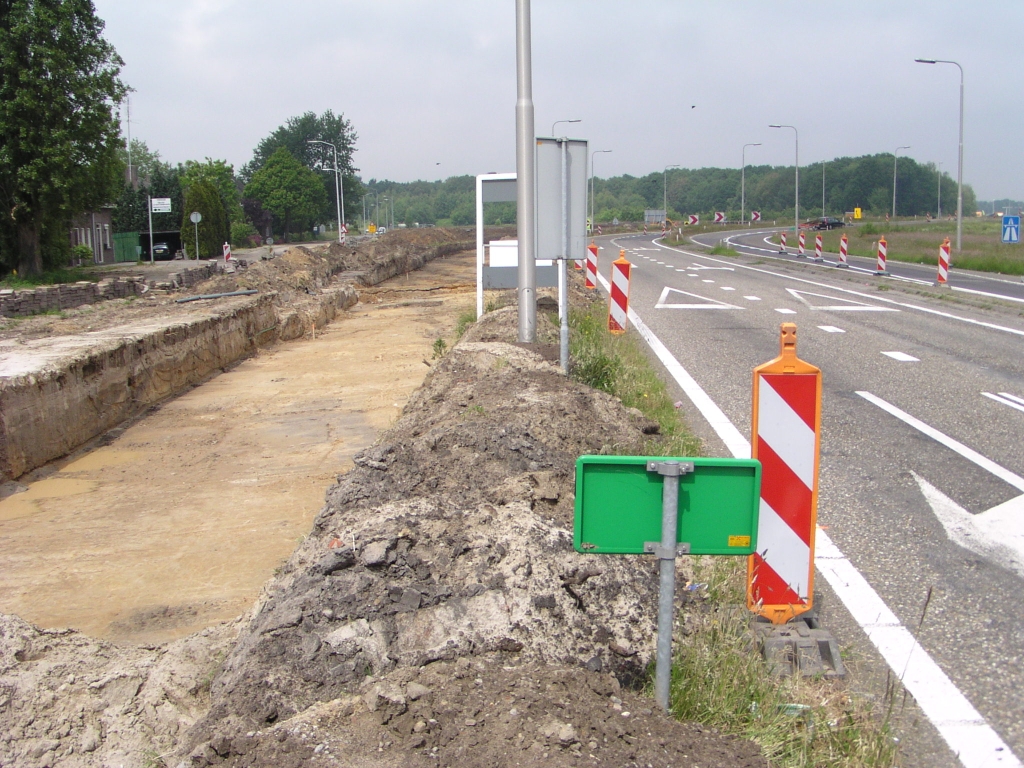 p5250008.jpg - Bij de aansluiting Veldhoven, westzijde, gaat het van 3 naar 6 stroken: 4 opstelstroken vanuit de richting Amsterdam en 2 toeritstroken (invoegend naar 1) in de richting Maastricht. Interessant om te volgen hoe hier de fasering in zijn werk gaat.