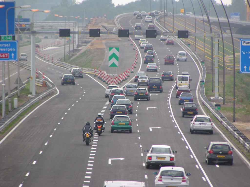 p5250038.jpg - Veel "laatste moment" rijstrookwisselingen van bestuurders die zich abusievelijk in de richting A67 Antwerpen zagen gaan.