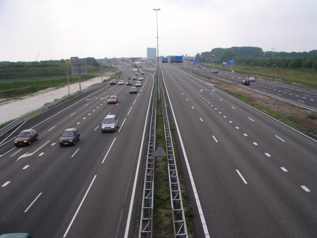 p5250040.jpg - Overzicht op het wegvak de Hogt oost precies op de wegas. V.l.n.r. zandlichaam voor parallelbaan zuid, oude hoofdrijbaan zuid, verlaten oude hoofdrijbaan noord en parallelbaan noord.  week 200818 