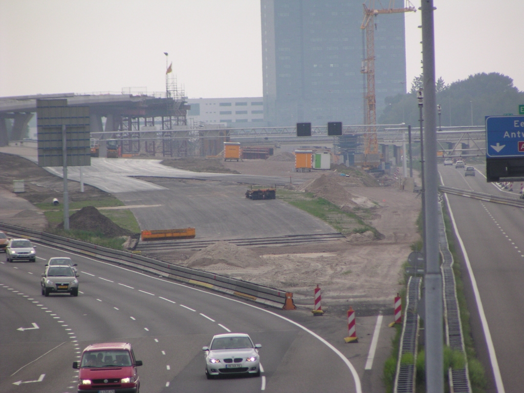 p5250041.jpg - Nieuwe hoofdrijbaan zuid met al duidelijk te zien de faseringsbaan voor de A67 richting Antwerpen die er dwars overheen gaat lopen naar KW 26 (niet zichtbaar).  week 200818 
