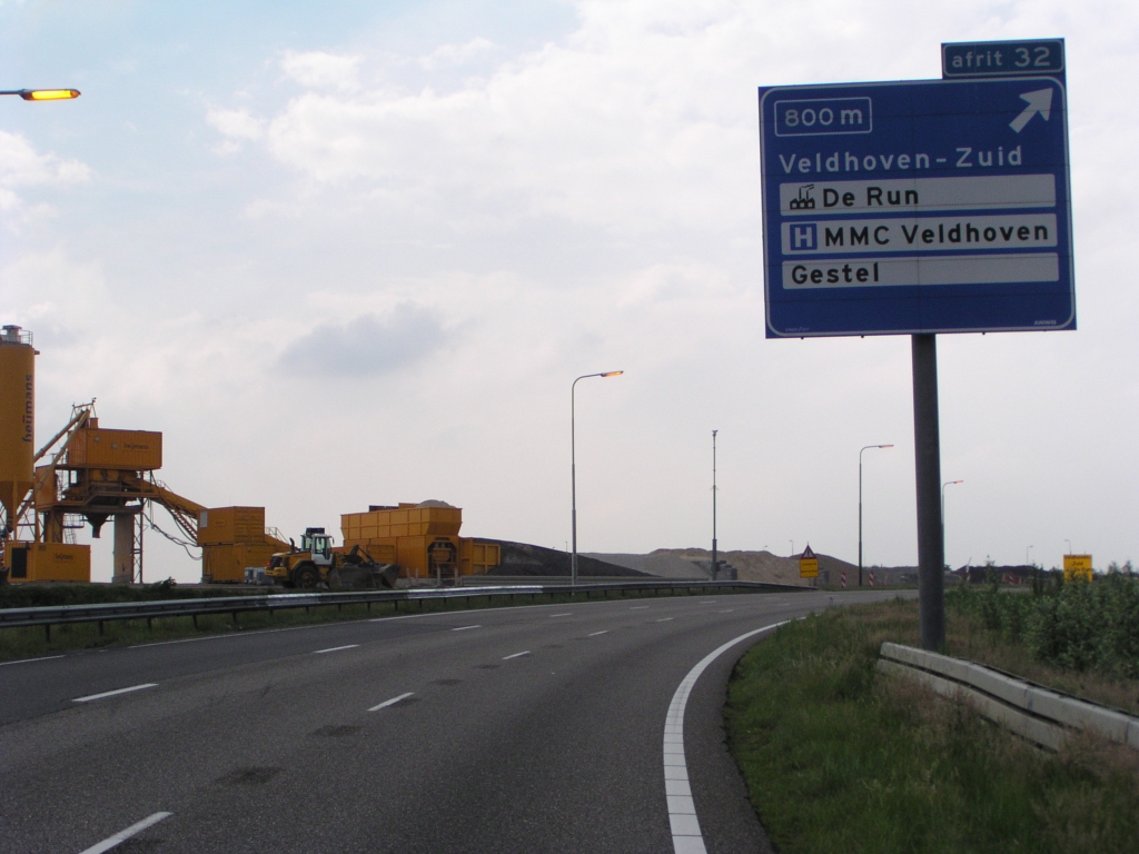 p5250049.jpg - Oude A2 boog. Als die gesloopt is kan er begonnen worden met KW 21, wat de hoofdrijbanen gaat tillen over de verbindingsweg Antwerpen -> Amsterdam. Die verbindingsweg is trouwens de enige die goeddeels op maaiveldhoogte door het knooppunt gaat lopen.