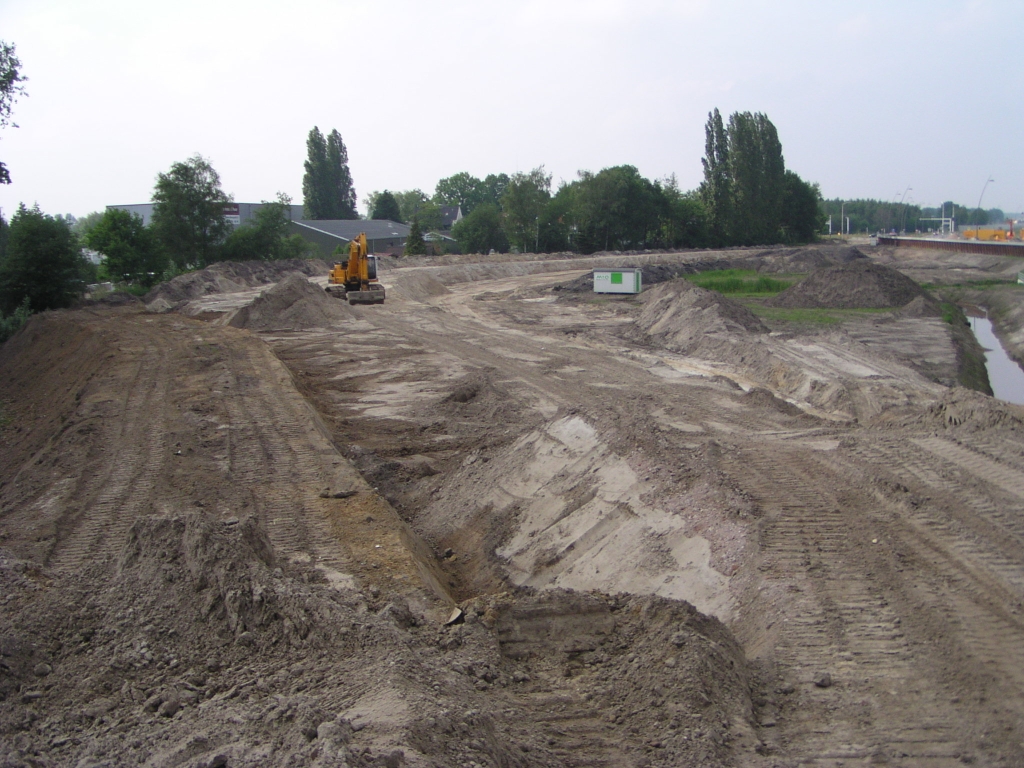 p5250062.jpg - Afgraven oud dijklichaam. Onduidelijk wat er met de vrijkomende ruimte gaat gebeuren. Op de tracekaart staat het aangeduid als voor "verkeersdoeleinden".