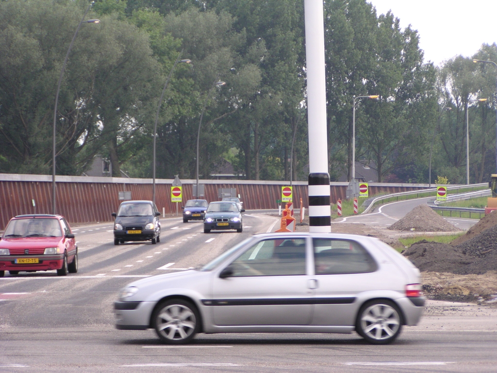 p5250075.jpg - Aan de andere kant van de aansluiting Veldhoven zuid is op de afrit vanuit de richting Maastricht het aanstal opstelstroken verdubbeld. Rechts de oude afrit. In tegenstelling tot de situatie aan Veldhovense kant heeft men hier de omzetting naar Haarlemmermeer model niet benut om meer ruimte te creeeren aan de stadskant.