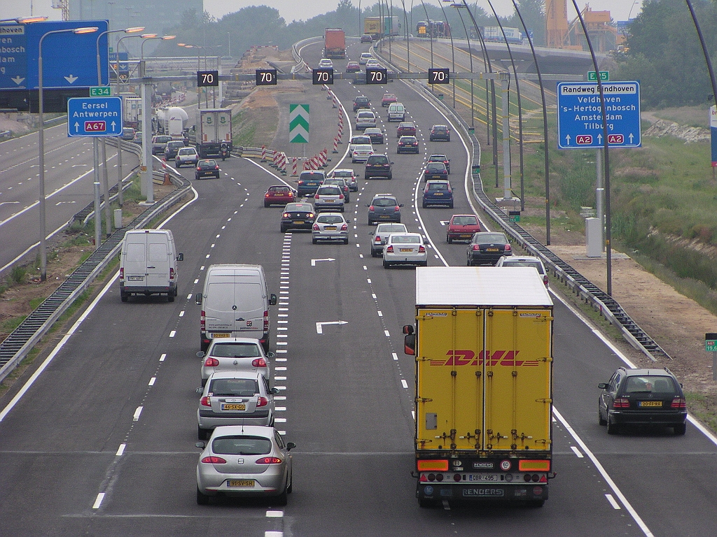 p5260007.jpg - Op de A67/A2 splitsing op de sinds 1 dag geopende parallelbaan noord nabij kp. de Hogt weer enkele onverhoedse rijstrook wisselingen.