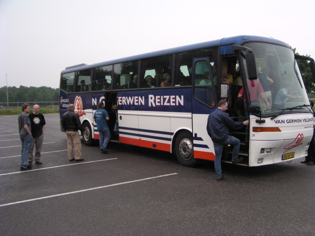 p5310008.jpg - Uw verslaggever had helaas een matige plek in de bus, aan het gangpad, zodat het vrijwel onmogelijk was fatsoenlijke foto's te nemen onderweg. Er werd niet gestopt bij bouwplaatsen. Toch was het de moeite waard, omdat de bus langzaam reed en de hoge zitpositie een duidelijk fraaier uitzicht biedt dan vanuit een personenauto. In de bus werd een heldere en duidelijke toelichting gegeven op het project. Ook nog een nieuwtje gehoord: tussen hoofd- en parallelbanen komen 14 doorsteken ten behoeve van de hulpdiensten bij calamiteiten.