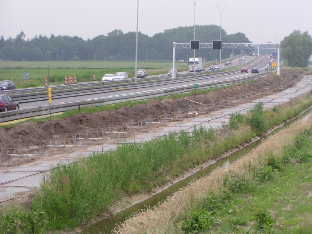 p5310012.jpg - Situatie A67 bij Veldhoven met fundering voor transparante geluidsschermen, misschien ten behoeve van het nabij gelegen Maxima medisch centrum.