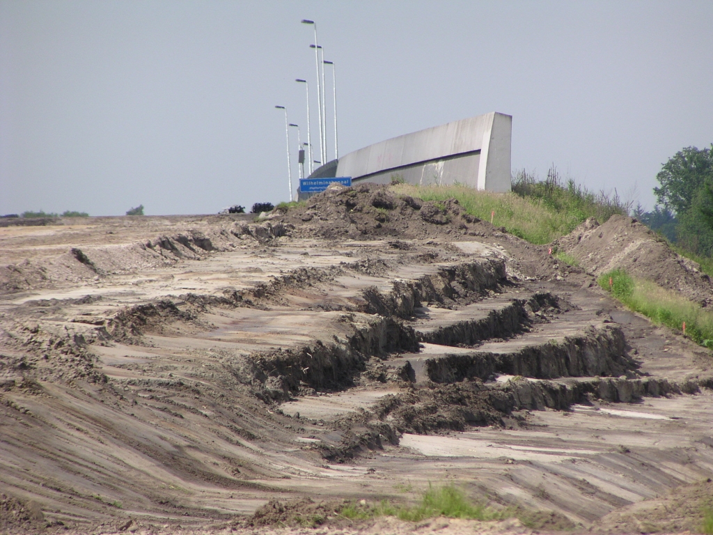 p6010051.jpg - Verbreding van het talud aan de oostzijde wordt weer ingeluid door terrasvormig afgraven, evenals  destijds aan de westzijde .