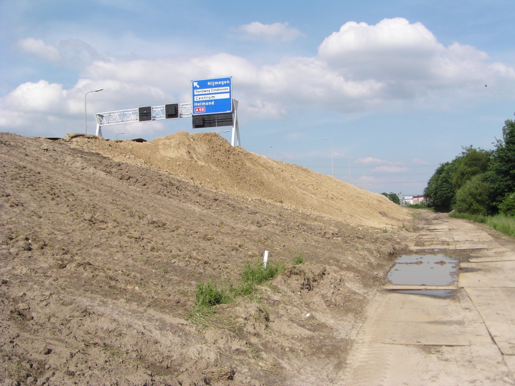 p6010067.jpg - Grondwerken aan het bestaande dijklichaam in de A2-Links richting KW 3 (spoorviaduct). Het moet een marginale verbreding zijn omdat immers aan KW 3 niets verandert.