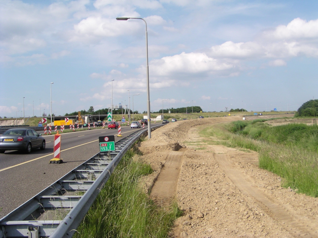 p6010068.jpg - Zelfde talud, wat verder zuidwaarts. Het gaat hier naar drie rijstroken met vluchtstrook.