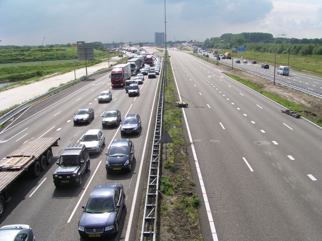 p6030001.jpg - Het zandlichaam voor de  parallelbaan links lijkt te smal om eenzelfde fasering als rechts, met vijf rijstroken, toe te passen. Maar met het centrum van kp. de Hogt verkeersvrij kunnen de resterende kunstwerken worden gerealiseerd en ontstaan andere faseringsmogelijkheden.