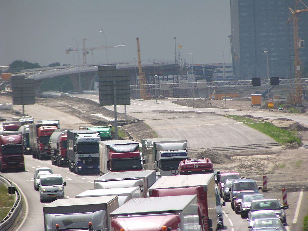 p6030002.jpg - Golvend trace van de A67 fasering op weg naar KW 26, onder meer door de verkanting van de nieuwe hoofdrijbaan waar het schuin overheen gaat.