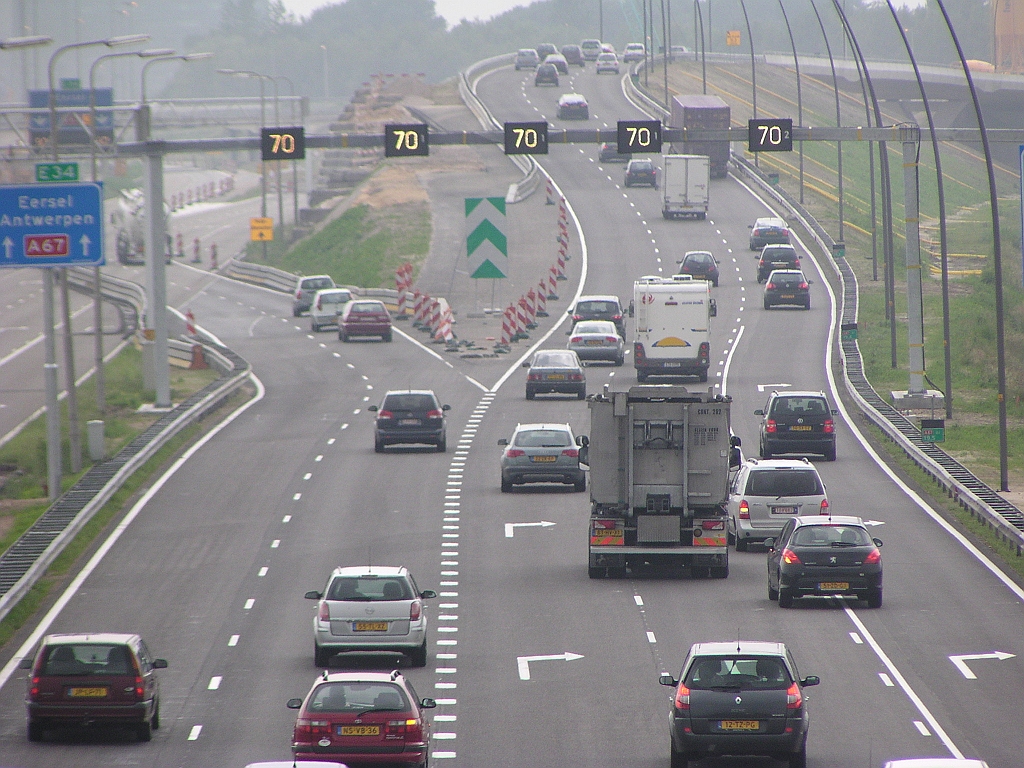 p6040016.jpg - De geleidebakens in het puntstuk in de splitsing A67/A2 in kp. de Hogt oost hebben het zwaar te verduren.  week 200822 