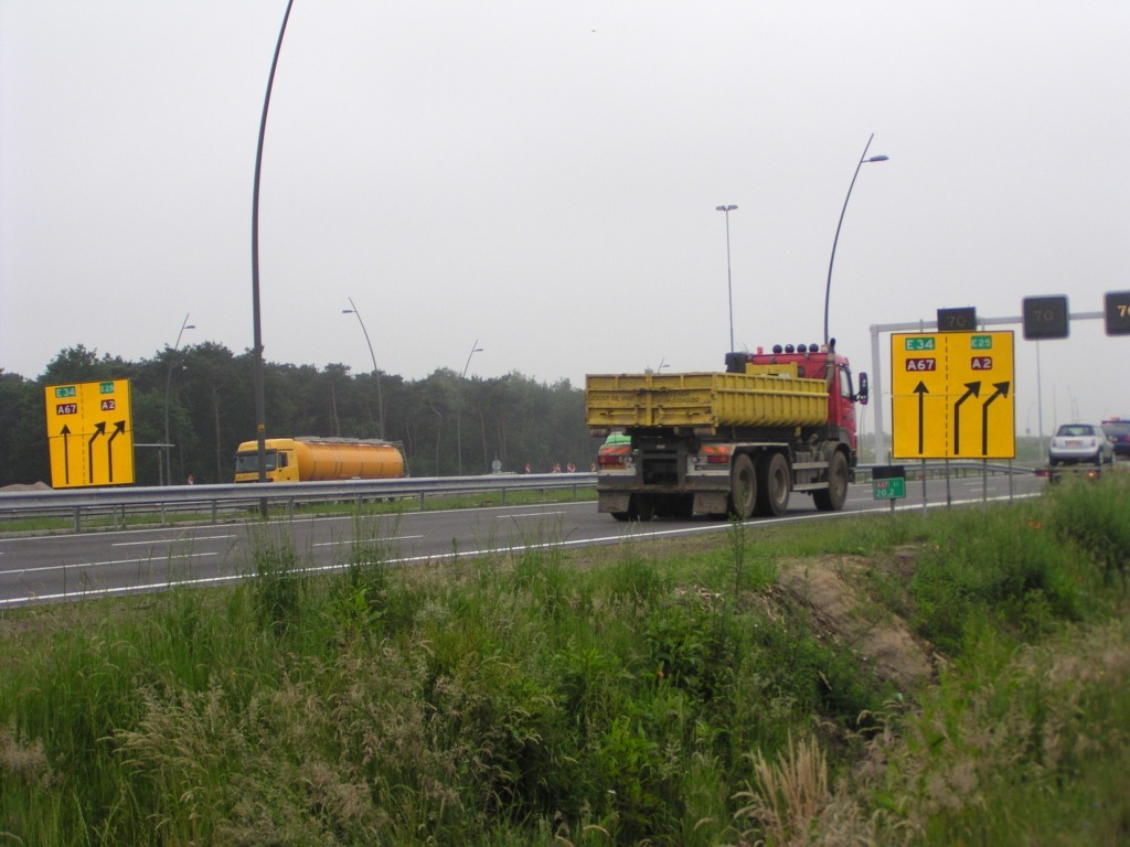 p6050020.jpg - Om de problemen bij de nieuwe situatie A67/A2 splitsing te verminderen zijn een aantal maatregelen getroffen. Direct na de slinger van de oude hoofdrijbaan naar de parallelbaan komt men nu deze borden tegen.