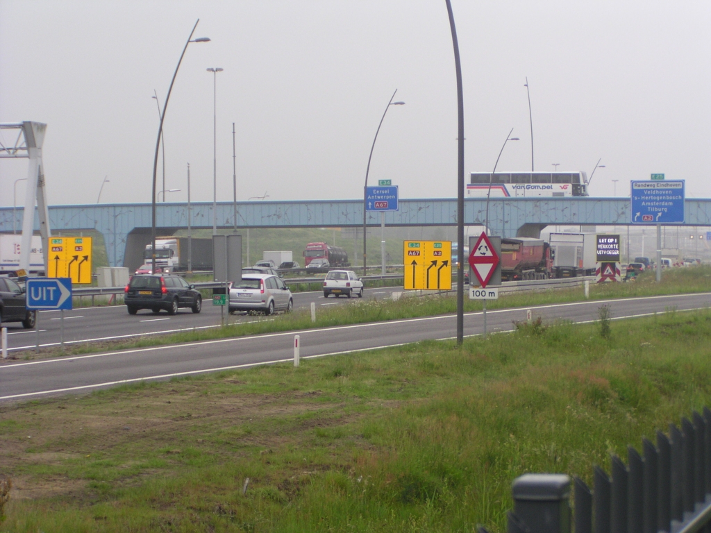 p6050025.jpg - Situatie vlak voor de A2 uitvoeger, die onder het viaduct high tech campus begint. Herhaling van de gele voorsorteerborden, en de tekstkar aan de linker zijde is verwijderd. Ook aan de mastborden is het 1 en ander gewijzigd...