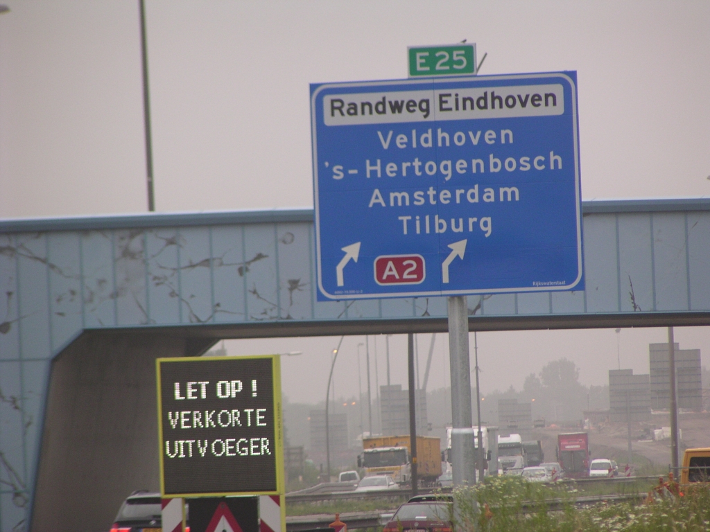 p6050027.jpg - Ingrijpender plakwerk op het A2 mastbord: behalve verwijdering rechterpijltje en wegnummerschildje zijn ook de voorheen rechtomhoogwijzende pijlen vervangen door schuin afslaande, in overeenstemming met de markering op het wegdek.  week 200822 