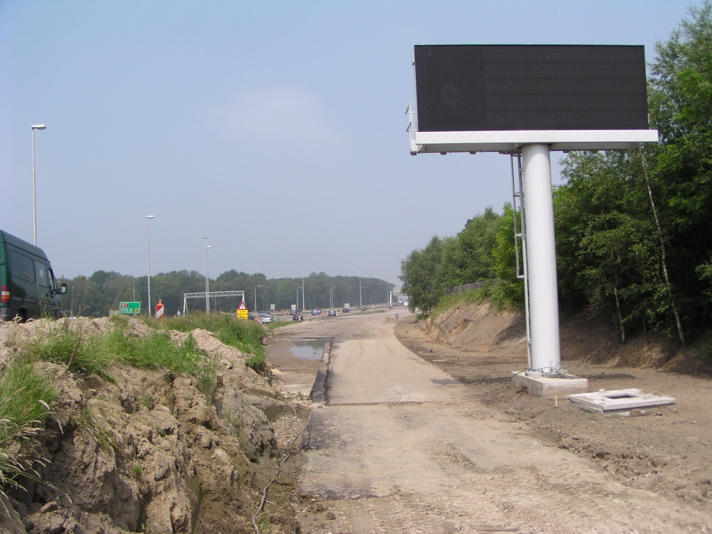 p6080002.jpg - Parallelbaan in wording en meer bepaald de toerit vanaf de aansluiting Airport in de richting Batadorp. Het talud links is de bestaande toerit. Een compacte inpassing naast het crematorium de Rijtackers, waarbij wellicht de in de tracekaart ingetekende vluchtstrook is komen te vervallen.