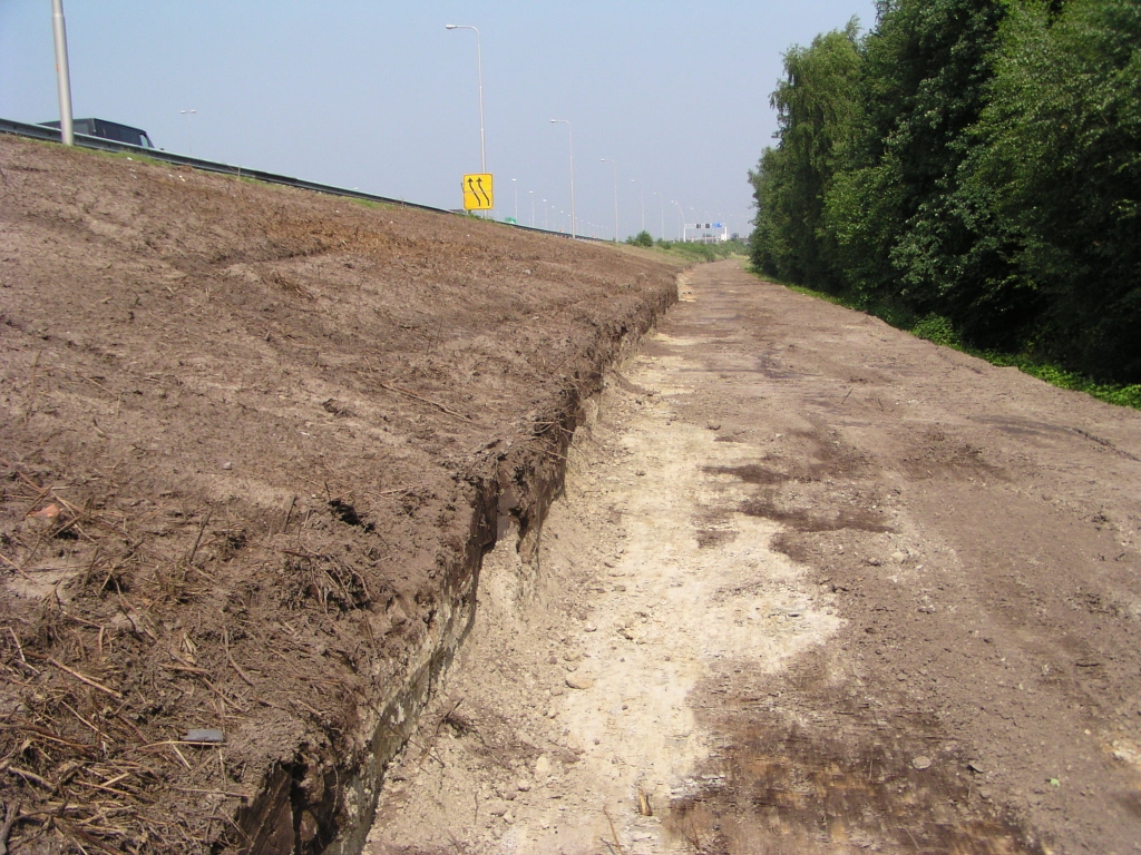 p6080041.jpg - Interessant opstaand randje aan het te verbreden talud. Zou het populaire hondenuitlaattrace behouden blijven?