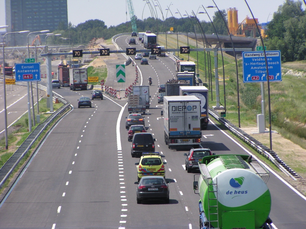 p6090042.jpg - Eindelijk een wat zonniger plaatje van de splitsing A67/A2 in kp. de Hogt oost. Een duidelijk rustiger wegbeeld na de aanpassingen aan markering en borden. Toch is er nog een geleidebaken in de frontlinie die zware klappen te verduren heeft gehad.  week 200823 