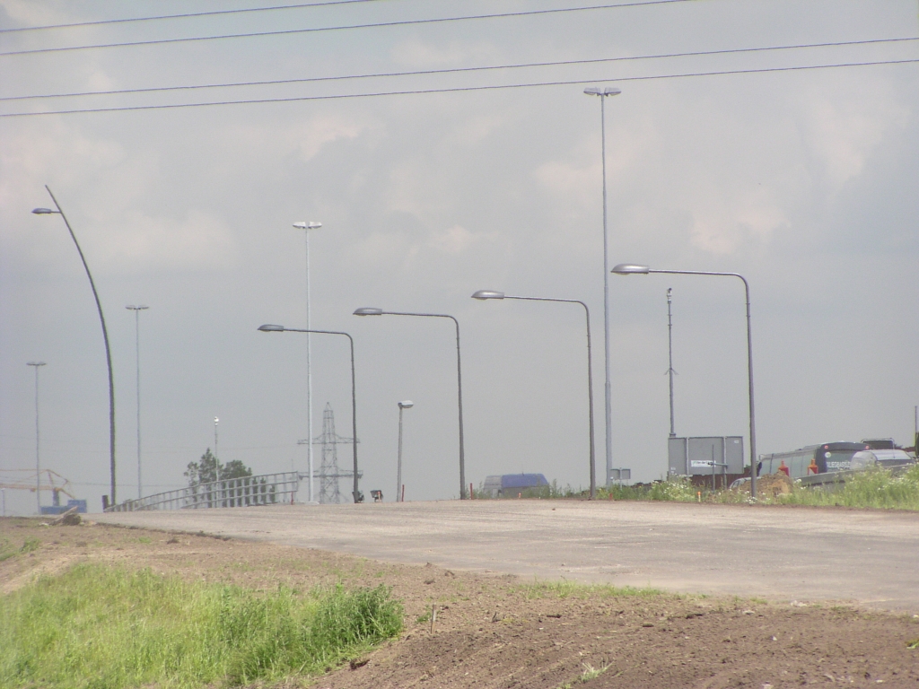 p6110010.jpg - Het resultaat. Bij de lichtmasten langs de oude hoofdrijbaan komen we dergelijke verkorte exemplaren niet tegen, maar de spatiering van de masten is daar een stuk groter.