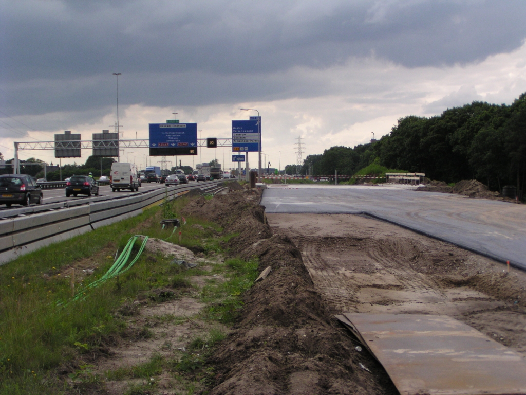 p6130023.jpg - Een enkelstrooks oversteekje wordt het zo te zien. Dat was ook de reden van de versmalling tot twee rijstroken enkele foto's eerder.