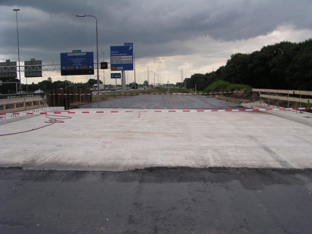 p6130024.jpg - KW 32 noord (Roostenlaan) waar het zojuist samengevoegde A67/A2 verkeer met drie stroken overheen moet gaan.